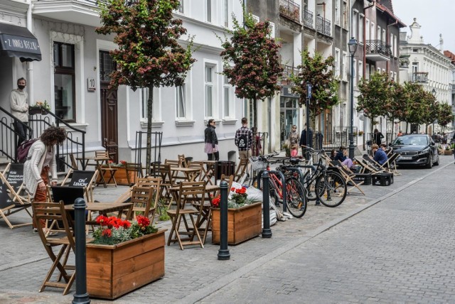 Fragment ulicy Wajdeloty stał się deptakiem. Jest więcej miejsca na ogródki gastronomiczne.