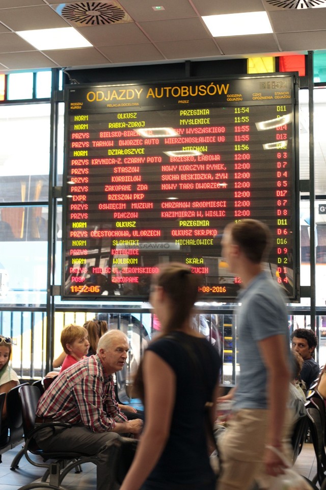 Tablica informacyjna na dworcu autobusowym w Krakowie