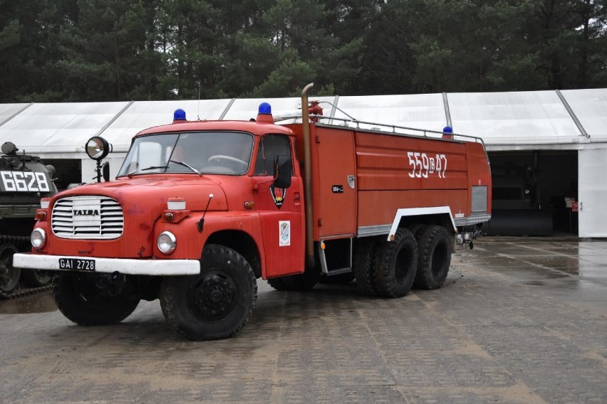 Gmina Szemud przekazała dwa wozy strażackie muzeum w Dąbrówce