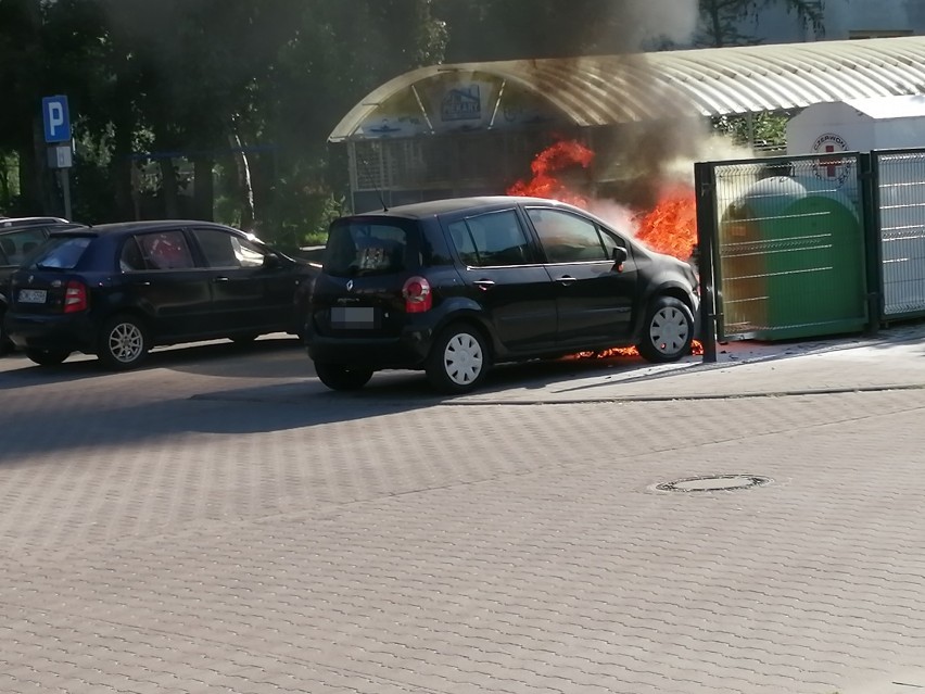 Pożar samochodu na osiedlu Piekary A w Legnicy [ZDJĘCIA]