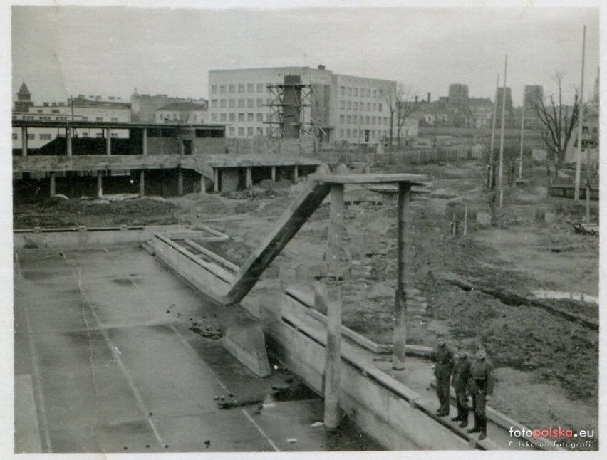 1 stycznia 1940 , Basen w trakcie budowy.



Basen...