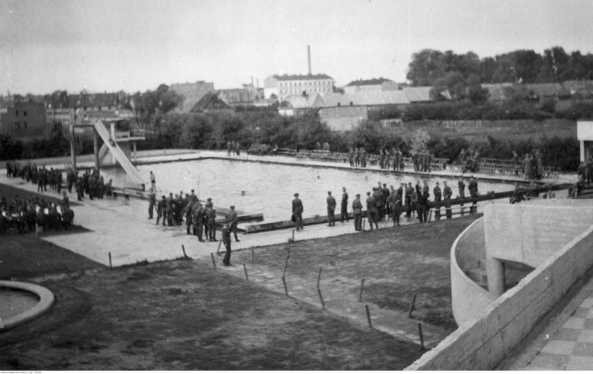 Lata 1940-1943 , Radom. Odkryty basen tylko dla Niemców....
