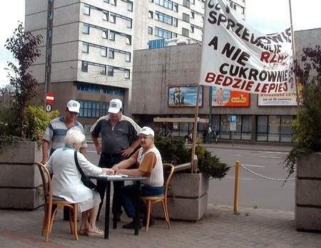 Pod siedzibą Spółki przy ulicy Zwierzynieckiej w Poznaniu protestujący zbierają podpisy poparcia.