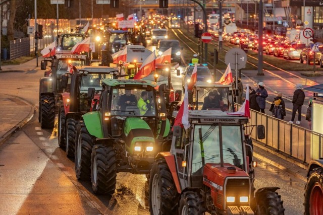 Strajk rolników w Krakowie 20 lutego 2024. W środę (20 marca) można spodziewać się jeszcze większej ilości maszyn rolniczych na krakowskich ulicach, a tym samym znów ogromnych utrudnień w ruchu 

 