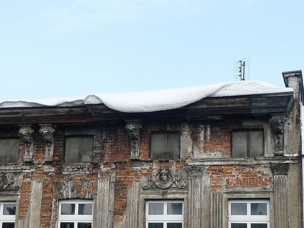 Nie odśnieżane dachy są niezwykle niebezpieczne, zwłaszcza podczas odwilży