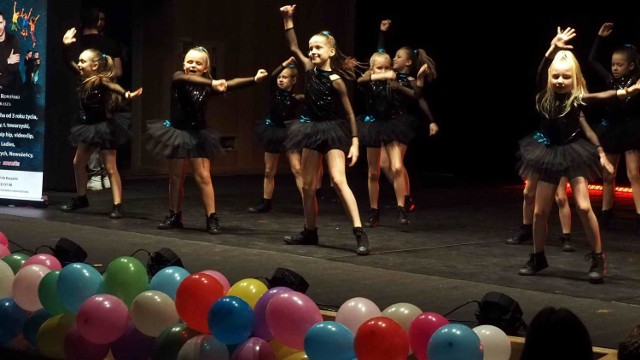 W niedzielę na scenie Centrum Kultury 105 w Koszalinie swoje umiejętności zaprezentowali tancerze ze studia tańca Pasja. To była już 13. gala podsumowująca działalność koszalińskiej szkoły.


Zobacz także: Taniec One Bilion Rising w Koszalinie


