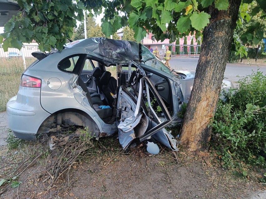 Wypadek piątki młodych ludzi w Lesznie. Auto roztrzaskane na...