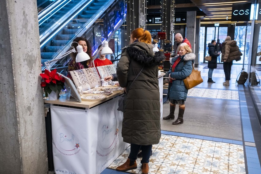 Świąteczny Market w Elektrowni Powiśle. Warszawiacy tłumnie ruszyli po prezenty