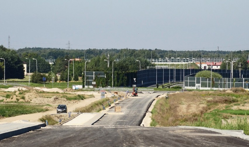 Trwa budowa drogi łączącej nowy most na Dunajcu z rondem...