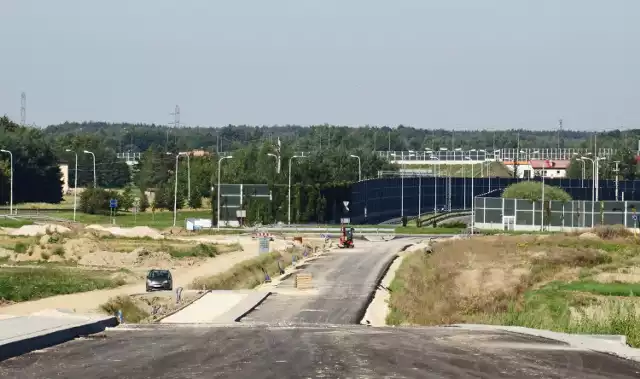 Trwa budowa drogi łączącej nowy most na Dunajcu z rondem przy węźle autostradowym w Wierzchosławicach, która umożliwi bezpośredni dojazd do Tarnowa. Nie będzie potrzeby już jechać między domami przez Ostrów