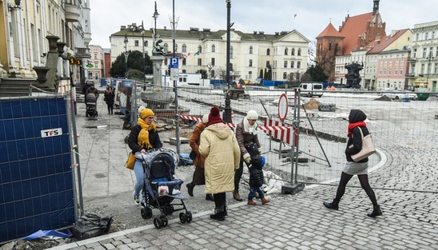 Firma „Betpol” - wykonawca rewitalizacji Starego Rynku ma już za sobą większy zakres prac niż początkowo planował. Gotowe są wszystkie jezdnie wyłożone kostką rzędową. Trwają też pierwsze prace przy chodnikach. Zgodnie z tablicą na ogrodzeniu bydgoskiego rynku, do zakończenia inwestycji pozostało jeszcze 26 tygodni. 


Flesz - Smog skraca nam życie. Jesteśmy jak palacze!

