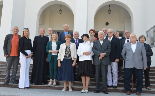 Wspólne zdjęcie uczestników mszy świętej w intencji nauczycieli i absolwentów koneckiego "starego" ogólniaka
