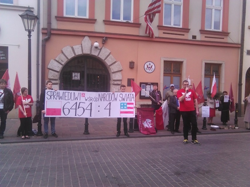 Protest pod konsulatem USA w Krakowie. Demonstranci chcą by...