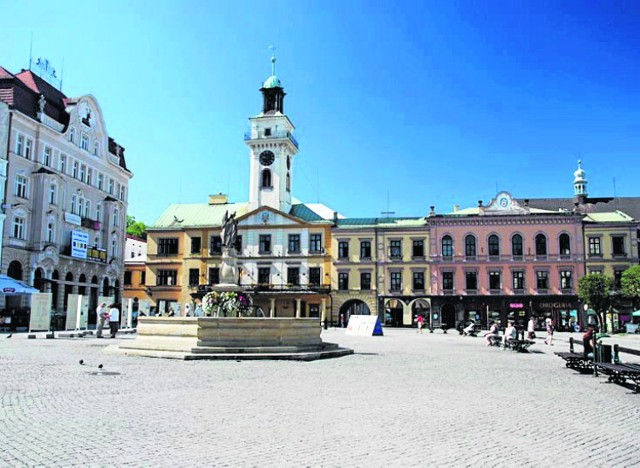 Cieszyński rynek zachwyca, a jego najbardziej charakterystyczną budowlą jest bez wątpienia ratusz, który zajmuje całą południową pierzeję.