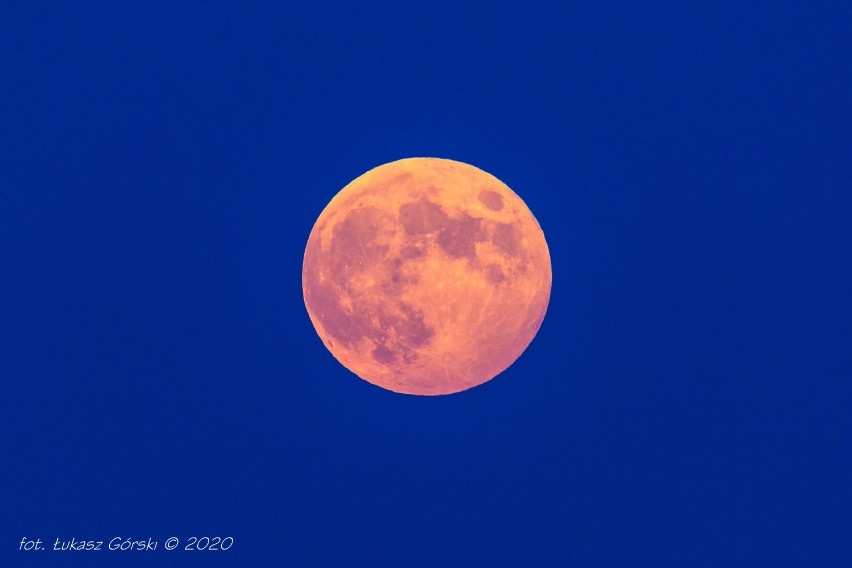 Truskawkowy Księżyc na Pomorzu [5.05.2020]. Niesamowite zjawisko atmosferyczne na niebie! Czekamy na Wasze zdjęcia 