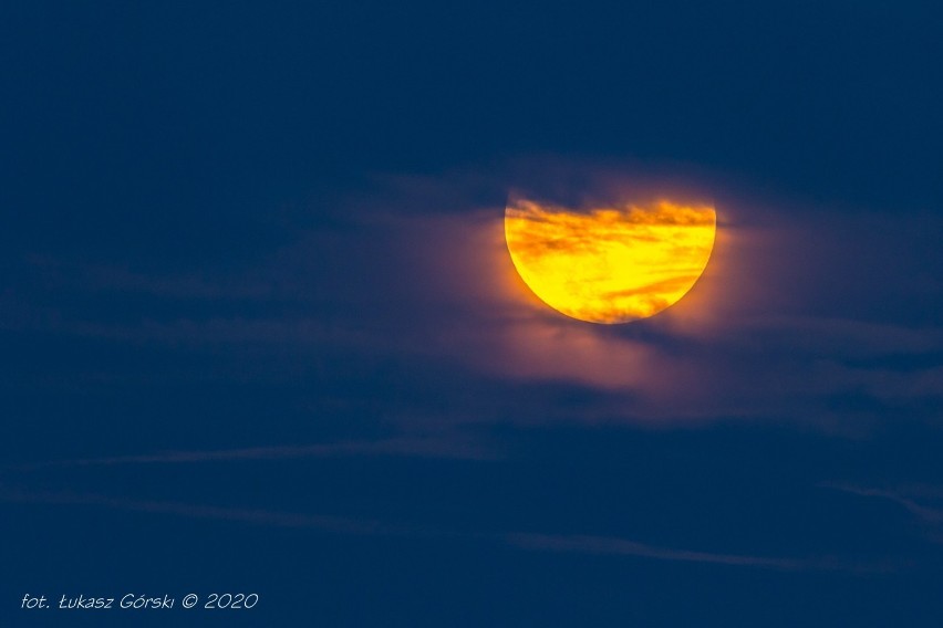 Truskawkowy Księżyc na Pomorzu [5.05.2020]. Niesamowite zjawisko atmosferyczne na niebie! Czekamy na Wasze zdjęcia 