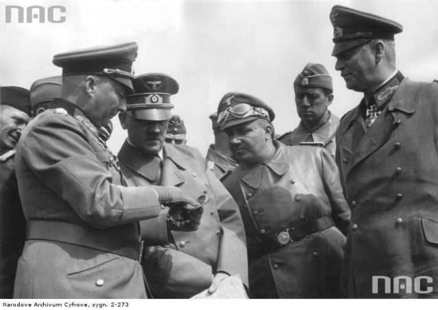Adolf Hitler, gen. Gunther von Kluge i (pierwszy z lewej) i Wilhelm Keitel (pierwszy z prawej). Wszyscy w mundurach od Bossa