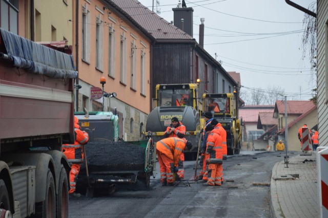 Wszystko wskazuje na to, że prace remontowe na bocheńskich ulicach potrwają przynajmniej do końca roku. Oby planów drogowcom nie pokrzyżowała pogoda, ostatecznie to kapryśna jesień