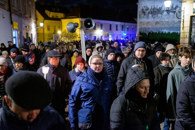 Tłum tarnowian na środowej (5 kwietnia) Drodze Krzyżowej ulicami miasta