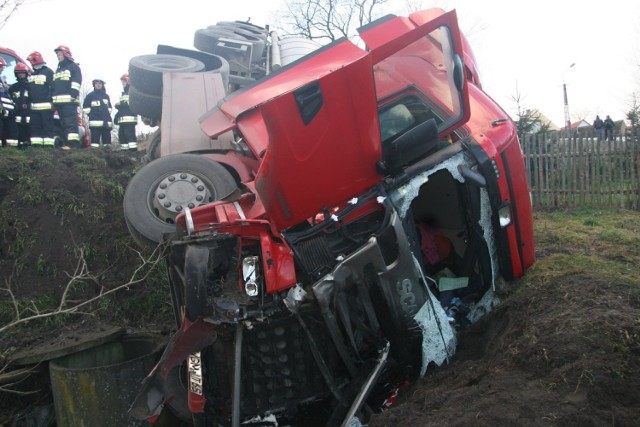 Wypadek ciężarówki z cysterną. Do wypadku doszło dziś około godziny 12 w Górznej. Ciężarówka z cysterną wypadła z drogi. Kierowcę i pasażera przewieziono do szpitala, jednego z nich do Złotowa a drugiego do Piły.

Zobacz więcej: Wypadek ciężarówki z cysterną