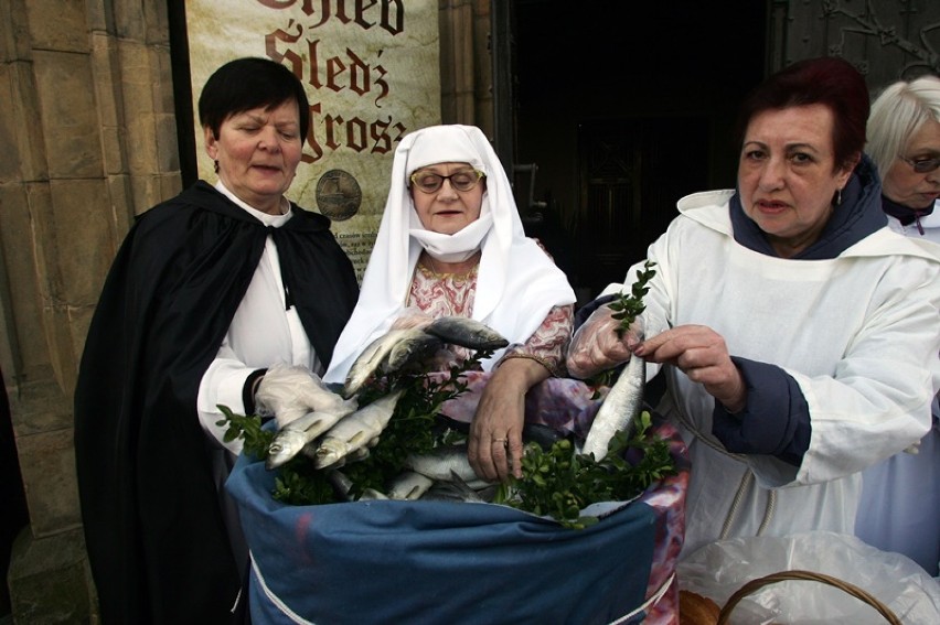 Kobiety Europy rozdawały chleb, grosz, i śledzie w Legnicy [ZDJĘCIA]