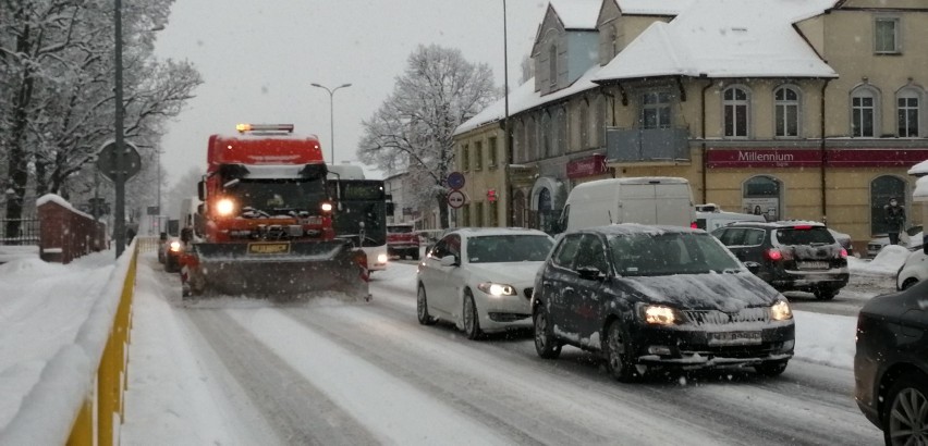 Atak zimy w Pruszczu i powiecie gdańskim - zasypane drogi. Powiat zwiększa środki, gminy częstotliwość odśnieżania |ZDJĘCIA