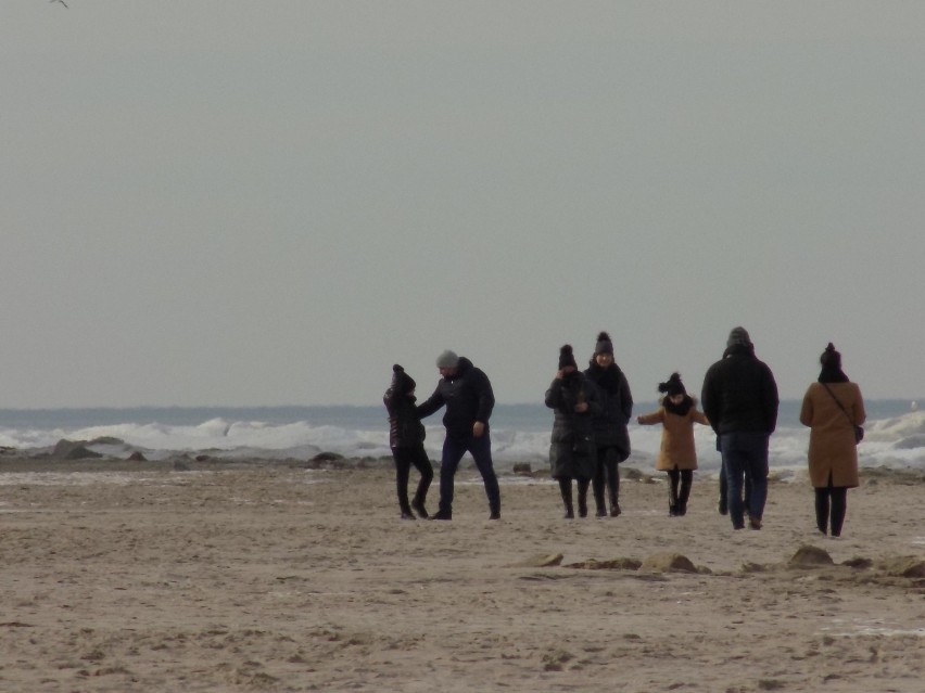 Weekend nad morzem. Sporo spacerowiczów na plaży w Niechorzu. ZDJĘCIA