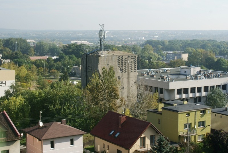 Potężna betonowa budowla na środku osiedla