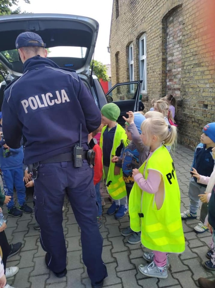 Gmina Zbąszyń: ZSP Przyprostynia policja w przedszkolu w Stefanowie. Co oni tam robili? [Zdjęcia]