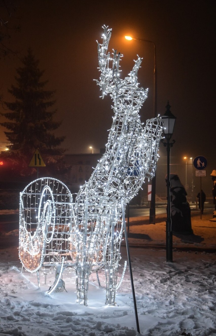 Szamotuły. Świątecznych iluminacji jest niewiele, ale symbolicznie rozświetliły miasto