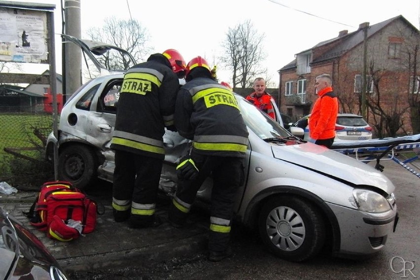 Łyszkowice. Zderzenie busa z osobówką, dwie osoby ranne [ZDJĘCIA]