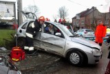 Łyszkowice. Zderzenie busa z osobówką, dwie osoby ranne [ZDJĘCIA]