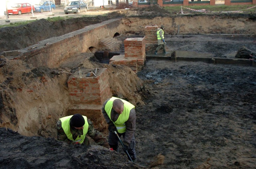 Słupsk: Prace archeologiczne prowadzone są przy ul. Niedziałkowskiego. Znaleziono ludzkie szczątki