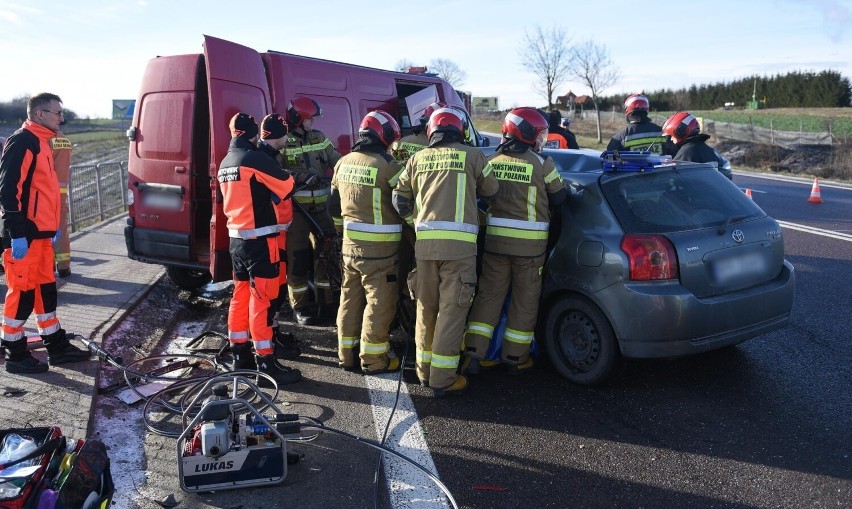 Wypadek na DK 77 w Żurawicy pod Przemyślem. Strażacy wycinali kierującego toyotą [ZDJĘCIA]