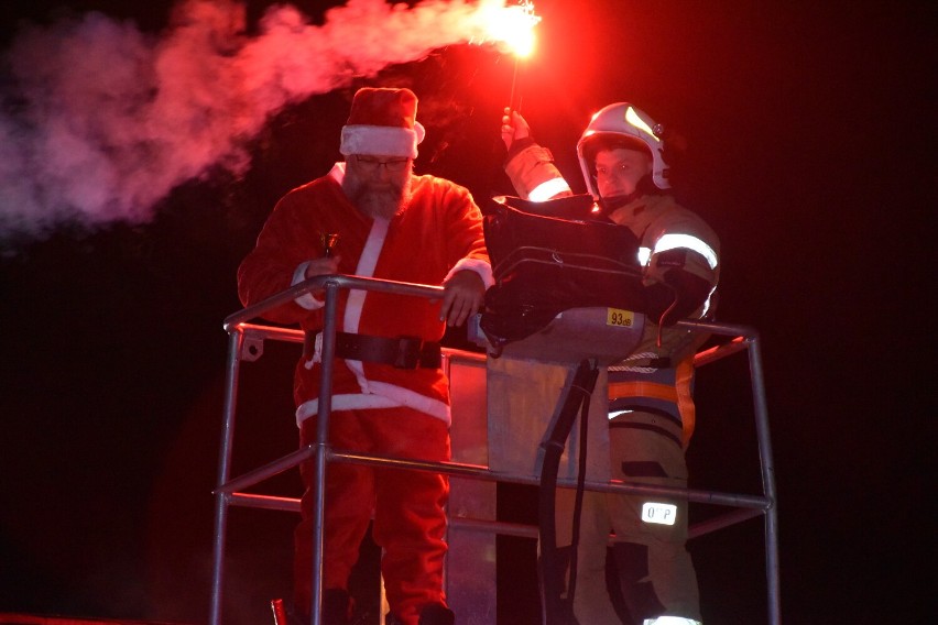 Mikołaj z pomocą OSP z Tuchorzy został sprowadzony z dachu...