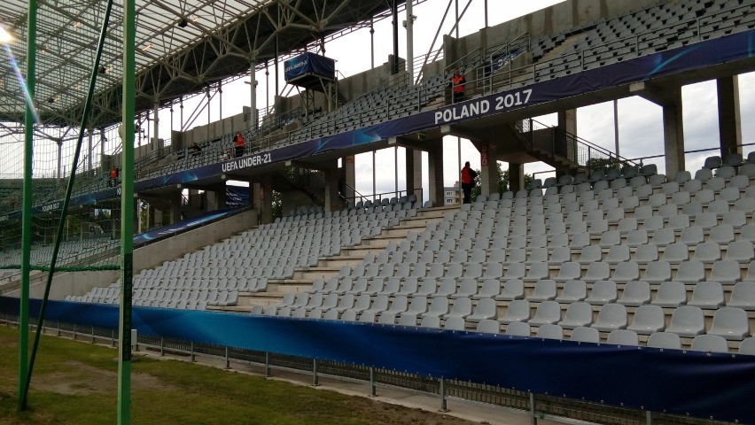 Kibice zapełnili trybuny stadionu w Kielcach przed meczem Szwecja - Anglia