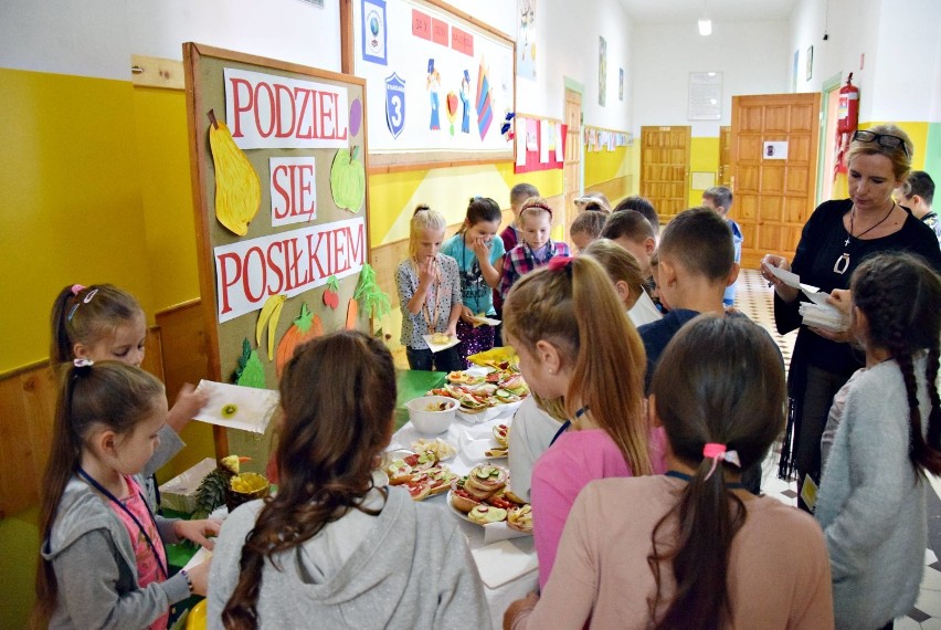 "Podziel się posiłkiem" w trójce. Dzieci chętnie wcinały zdrowe kanapeczki i świeże owoce [zdjęcia]