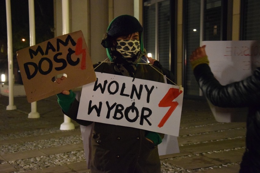 Ogólnopolski Strajk kobiet w Zduńskiej Woli. Spacer ulicami...