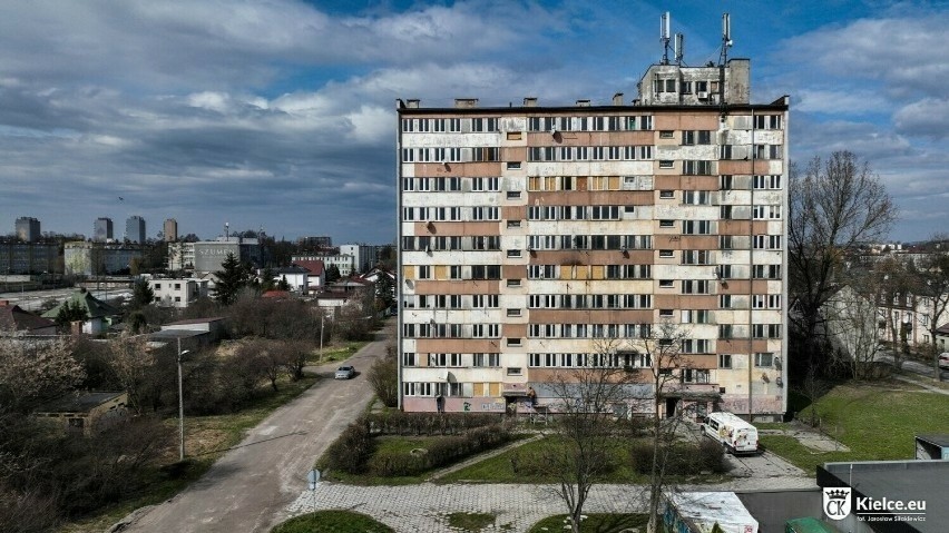 Radni przeciwko wyburzeniu słynnego wieżowca przy Młodej 4 w Kielcach. Twierdzą, że można zdobyć pieniądze na jego remont 