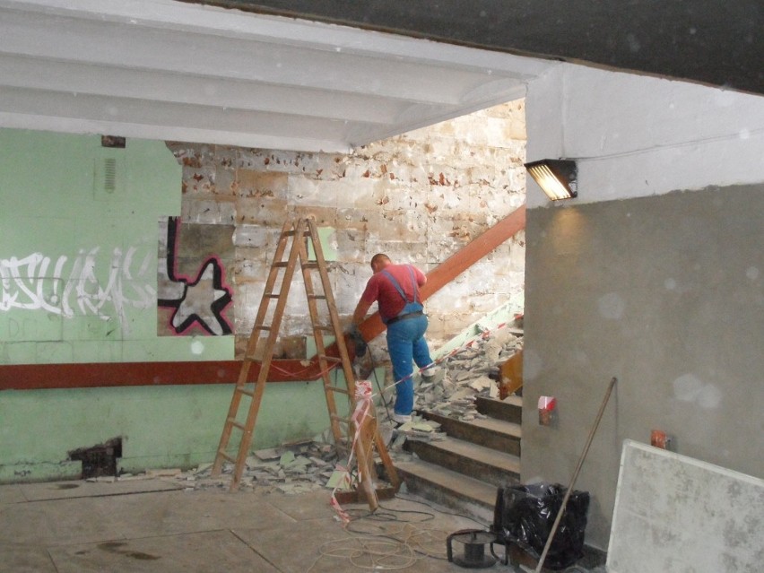 Trwa remont dworca PKP w Zabrzu. Robotnicy zrywają płytki w przejściu podziemnym i malują je [FOTO]