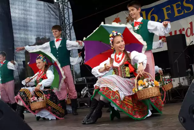 Na scenie Zespół Pieśni i Tańca "Krakowiak"