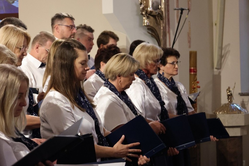 Wzruszający i piękny koncert chórów „W hołdzie św. Janowi Pawłowi II w Dąbrowej koło Rzeszowa