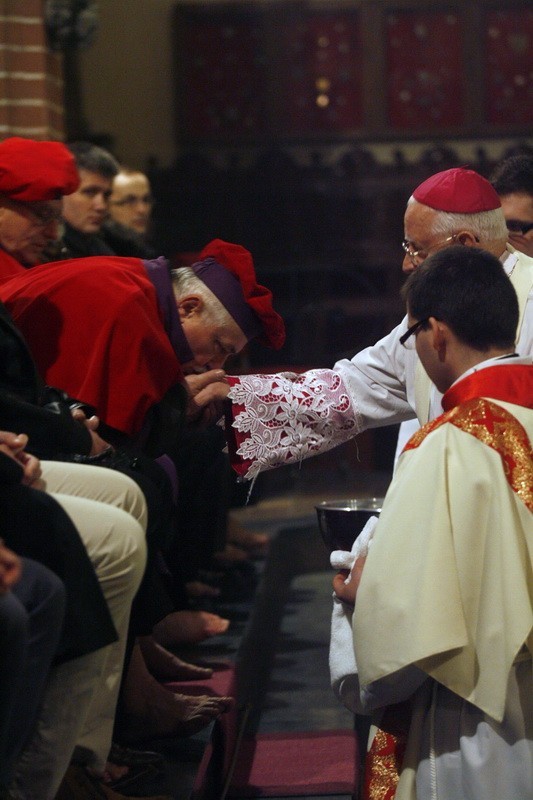Legnica: Obmycie nóg przez biskupa (ZDJĘCIA)