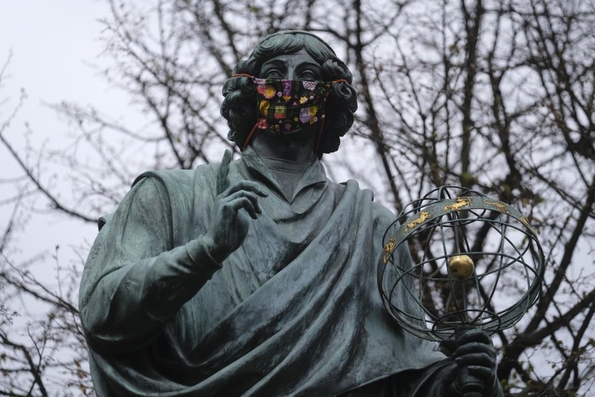 Kwiecień 2020 - Kopernik w maseczce ochronnej