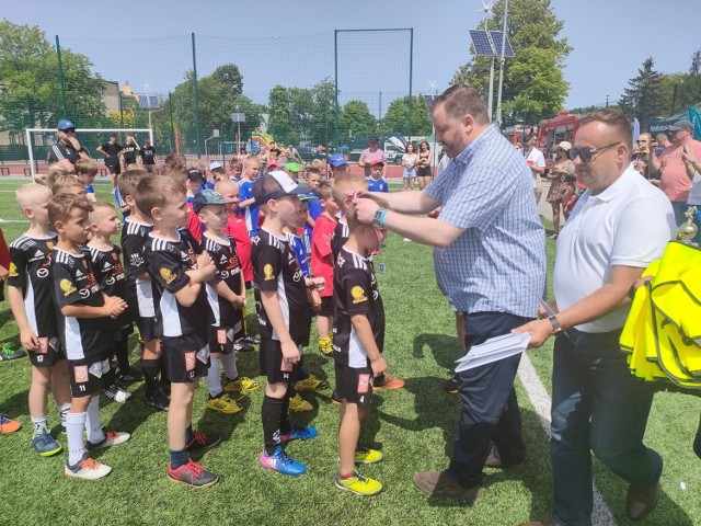 Charytatywny Turniej Piłki Nożnej dla chorej Antosi Czarneckiej przy szkole w Jędrzejowie. Wiele osób włączyło się w pomoc.
