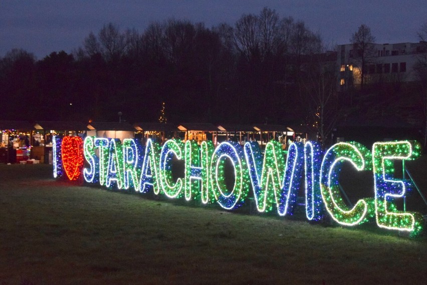 Jest pięknie. W tym roku w Starachowicach mniej świątecznych ozdób ale czuć świąteczny klimat. Zobacz zdjęcia