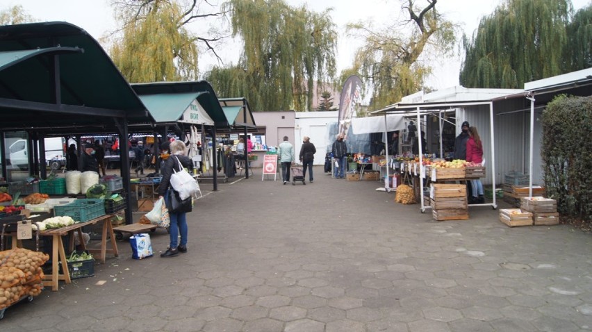 Mały ruch na targowisku w Kościanie