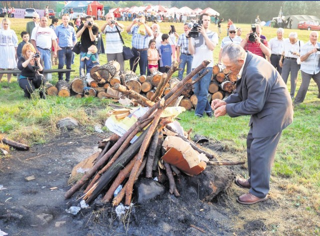 Watrę rozpalił Michał Habura, najstarszy w Michałowie