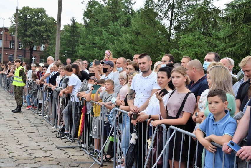 W koszarach przy ul. Dworcowej w Inowrocławiu przysięgę...