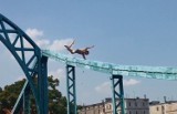 Zobacz szaleńca! Skoczył do wody z mostu Tumskiego (FILM)